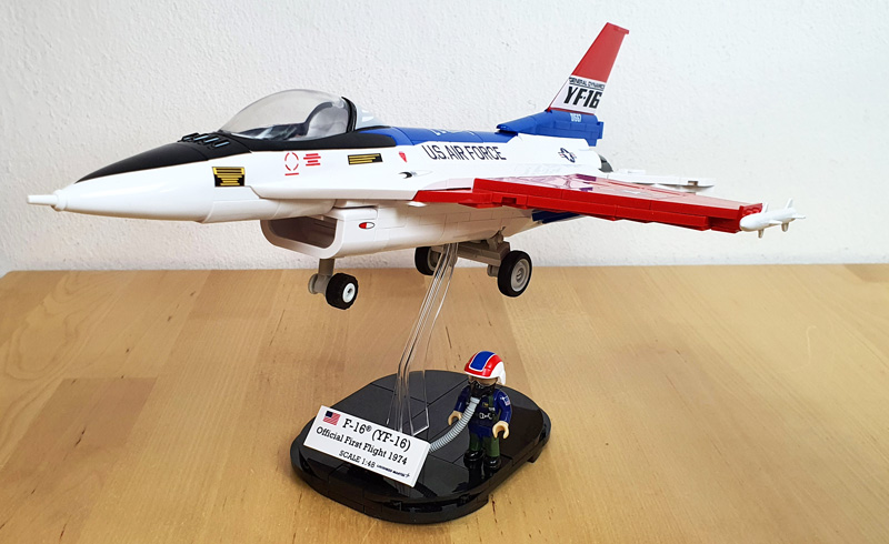 COBI F-16 YF-16 First Flight 1974 5892 Set gebaut auf Displaysockel