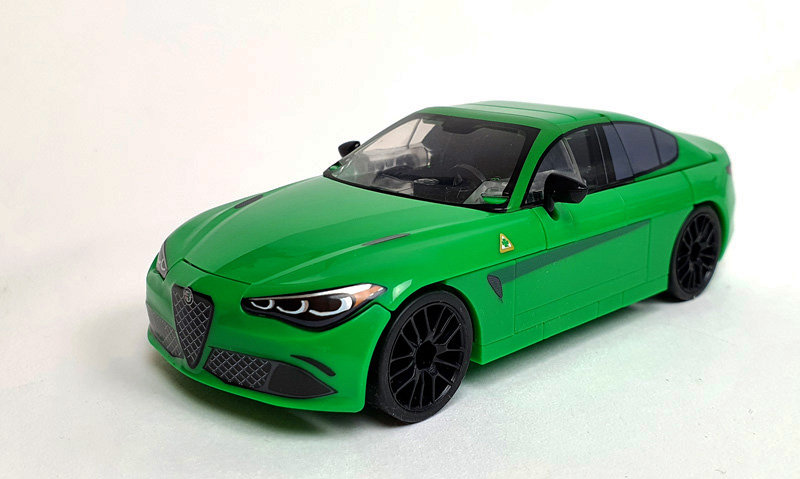 COBI 24605 Alfa Romeo Giulia Quadrifoglio gebaut schräg