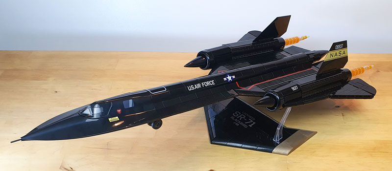 COBI Blackbird 5890 Executive Edition Set gebaut schräge Ansicht mit Sockel