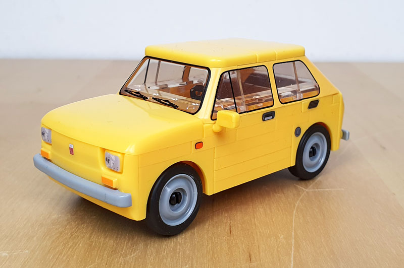 COBI Fiat 126p Maluch 24530 Set gebaut schräge Ansicht