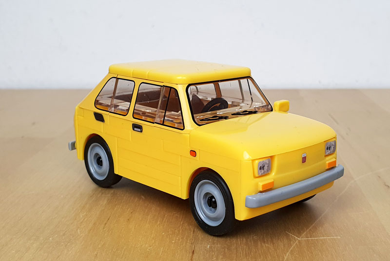 COBI Fiat 126p Maluch 24530 Set gebaut schräge Ansicht